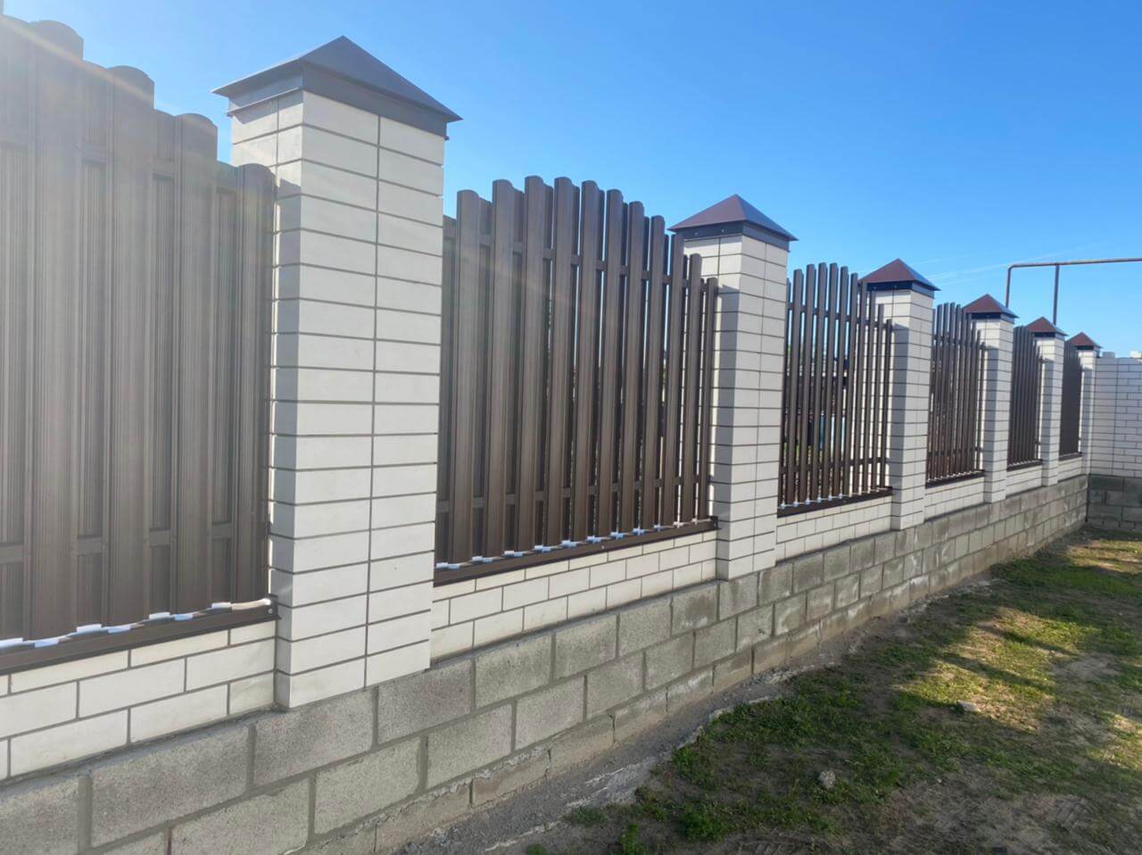 zabor-iz-shtaketnika-ral8017-shokolad-foto1 в Брянске