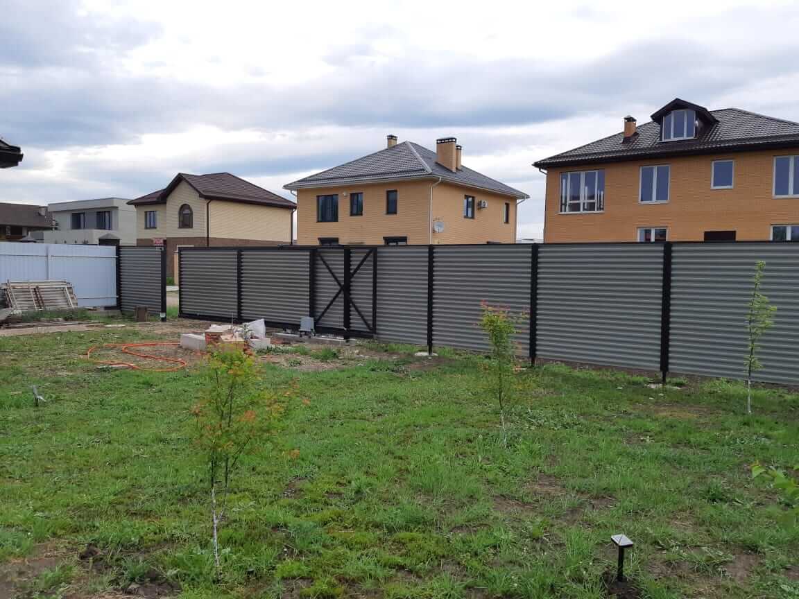 zabor-zhalyuzi-ral8019-temnyy-shokolad-foto3 в Брянске