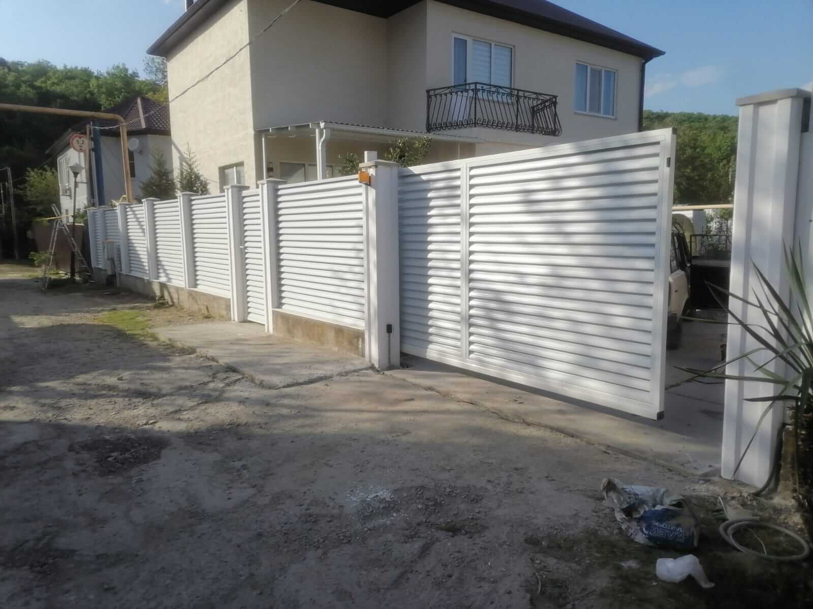 Забор с ламелями еврожалюзи ral9003/9003 Белый 2-х сторонний фото5 в Брянске