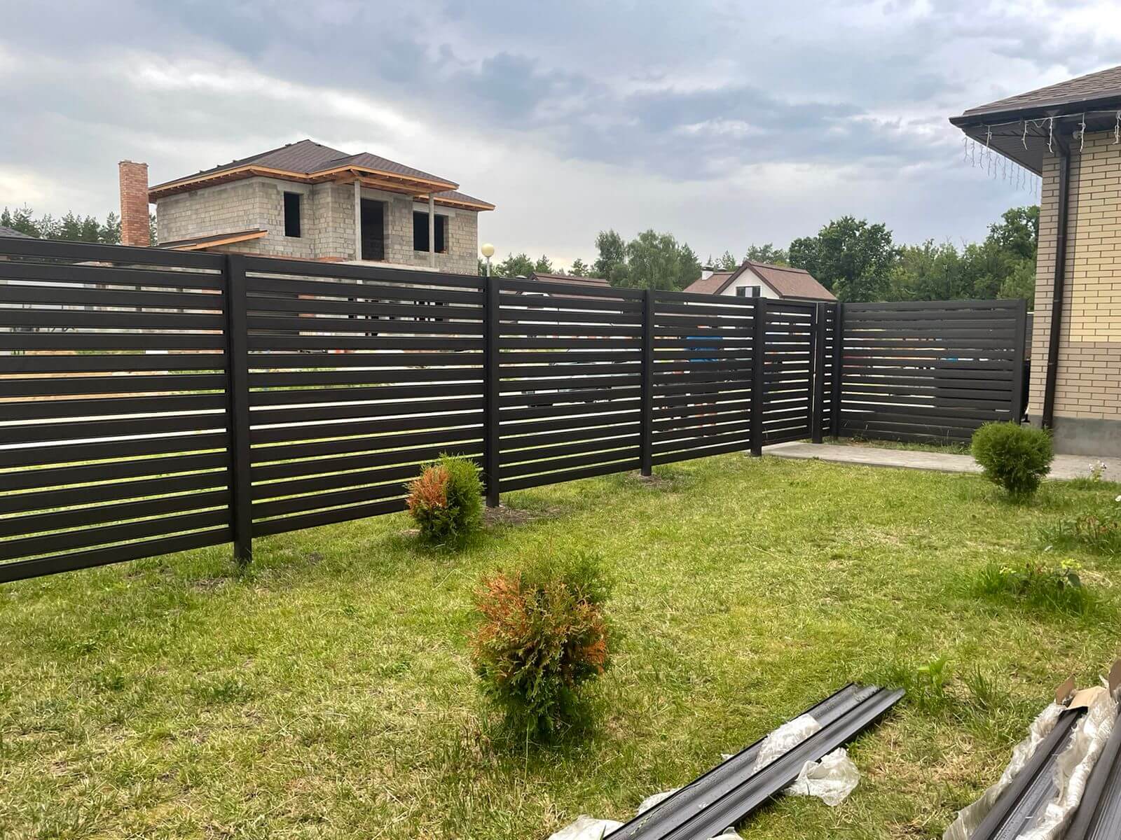 Забор из металлического планкена RAL8019 МАТТЕ фото2 в Брянске