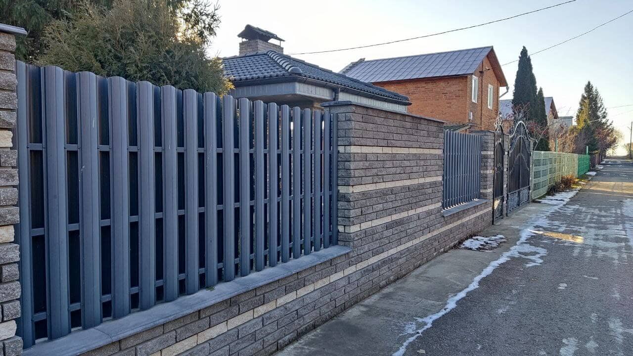 забор из штакетника RAL7024/7024 Серый графит двусторонний фото1 в Брянске