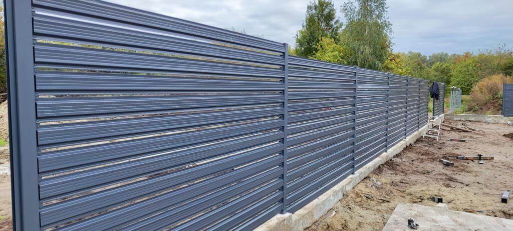 забор из штакетника ral7024/7024 серый графит двусторонний фото8 в Брянске