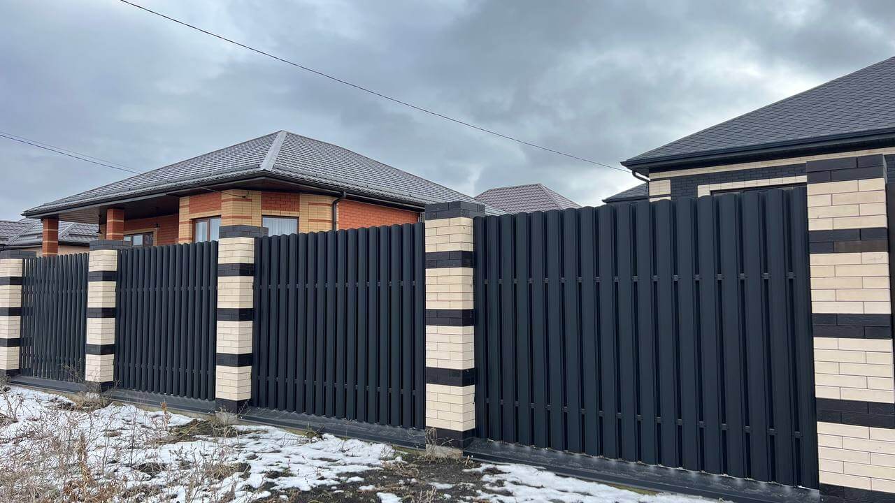 Забор из металлического штакетника RAL9005 Черный МАТТЕ в Брянске