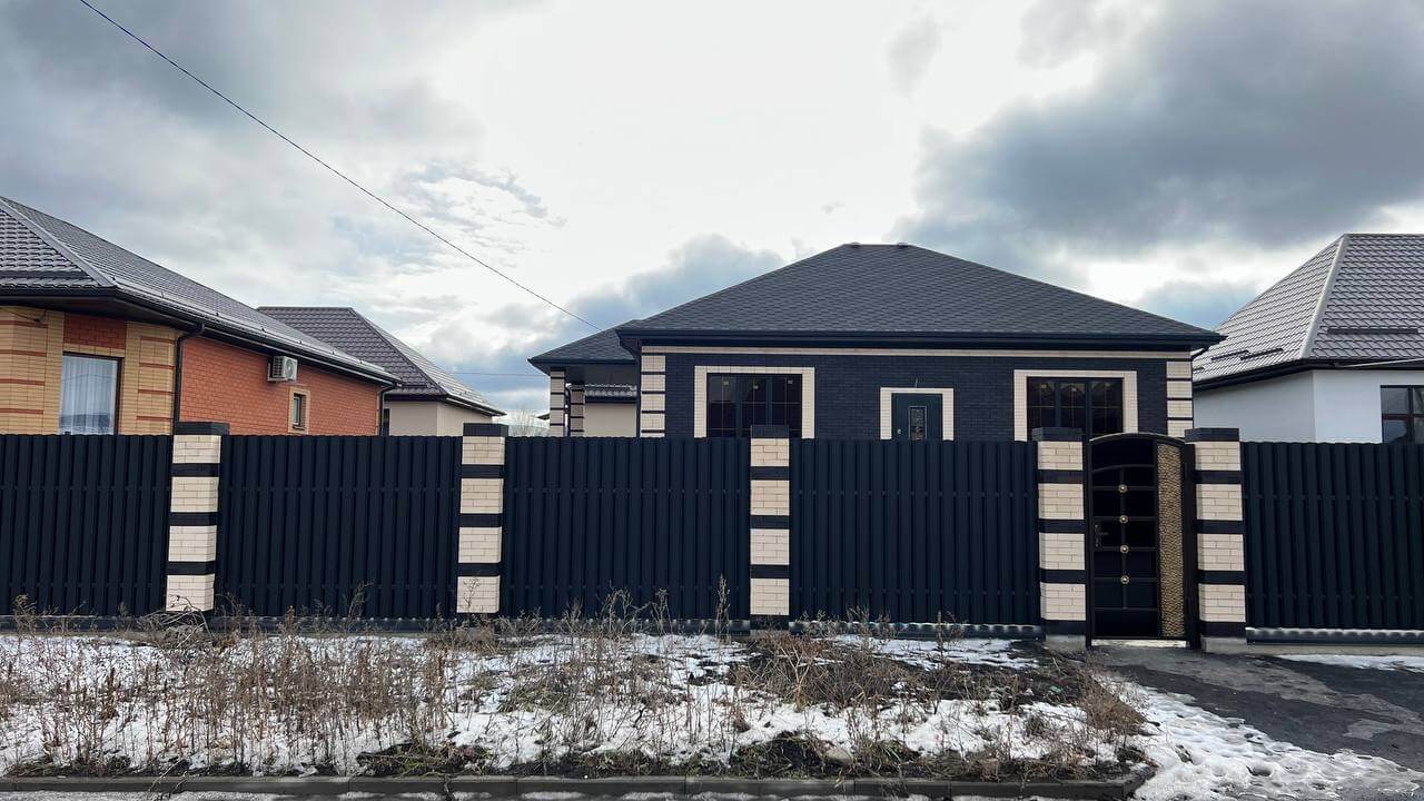 Забор из металлического штакетника RAL9005 Черный МАТТЕ фото 3 в Брянске