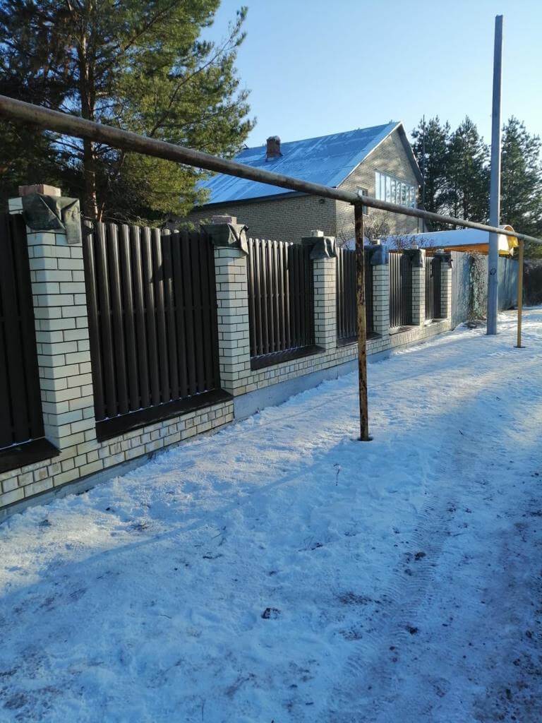 Забор из штакетника RAL8017 Шоколад в Брянске