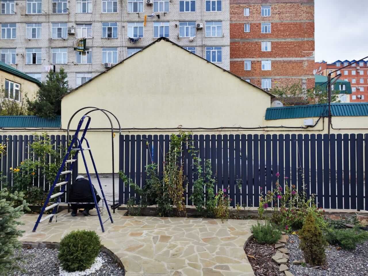 Забор из металлоштакетника RAL7024/7024 Серый Графит двусторонний матовый фото 4 в Брянске