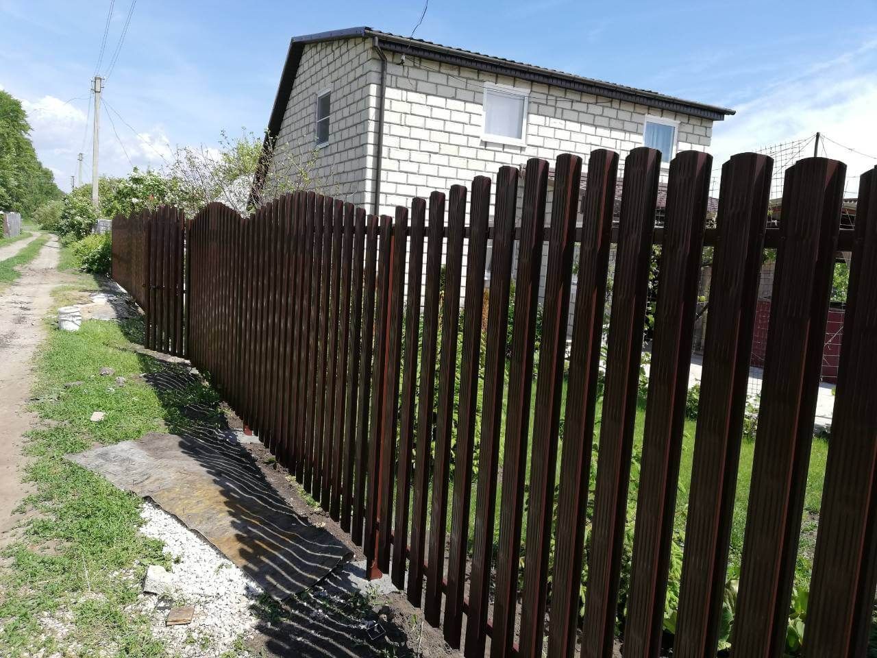 Забор из евроштакетника Плетенка 19м RAL8017 Шоколад в Брянске