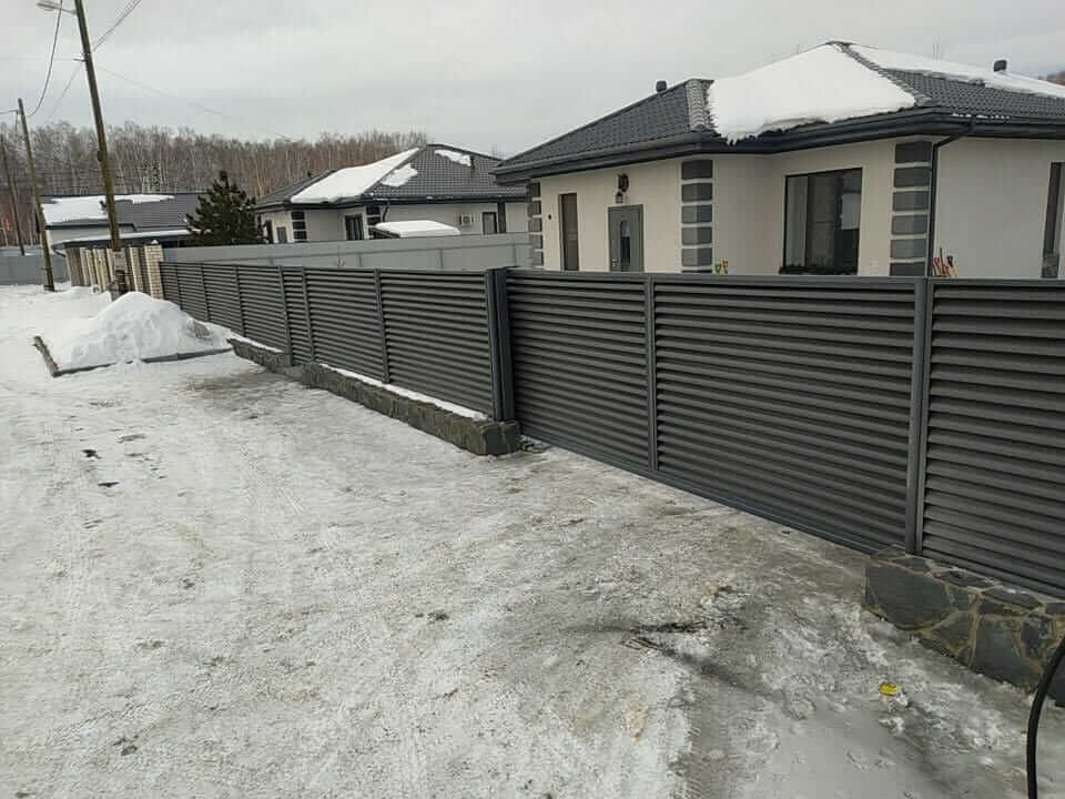 Забор-жалюзи с входной группой 26м RAL7024 Серый Графит МАТТЕ фото 1 в Брянске