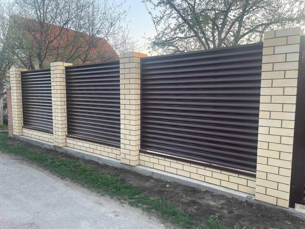 Забор c ламелями Еврожалюзи 23м RAL8017/8017 Шоколад 2-х сторонний фото 3 в Брянске