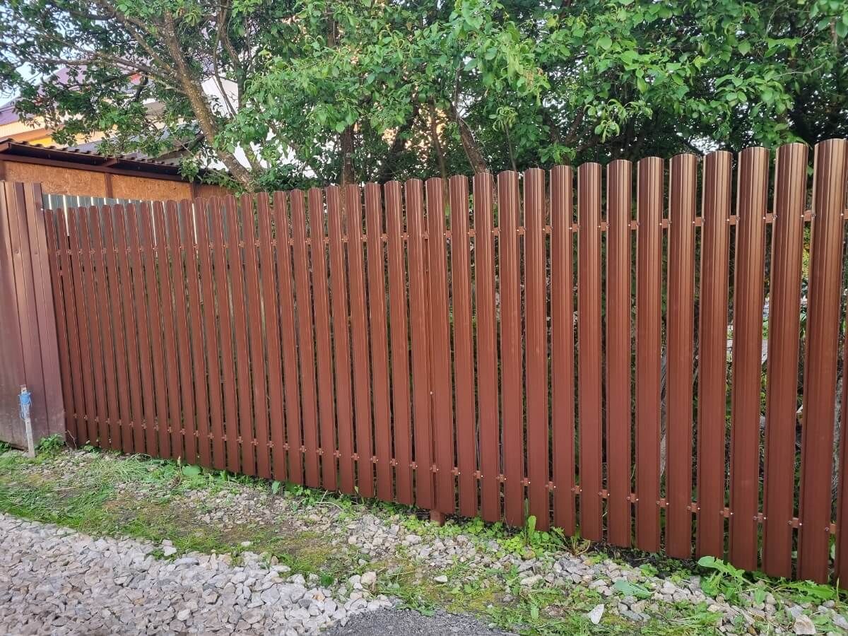 Забор из полукруглого штакетника 16м RAL8017/RAL8017 Шоколад 2-х сторонний в Брянске
