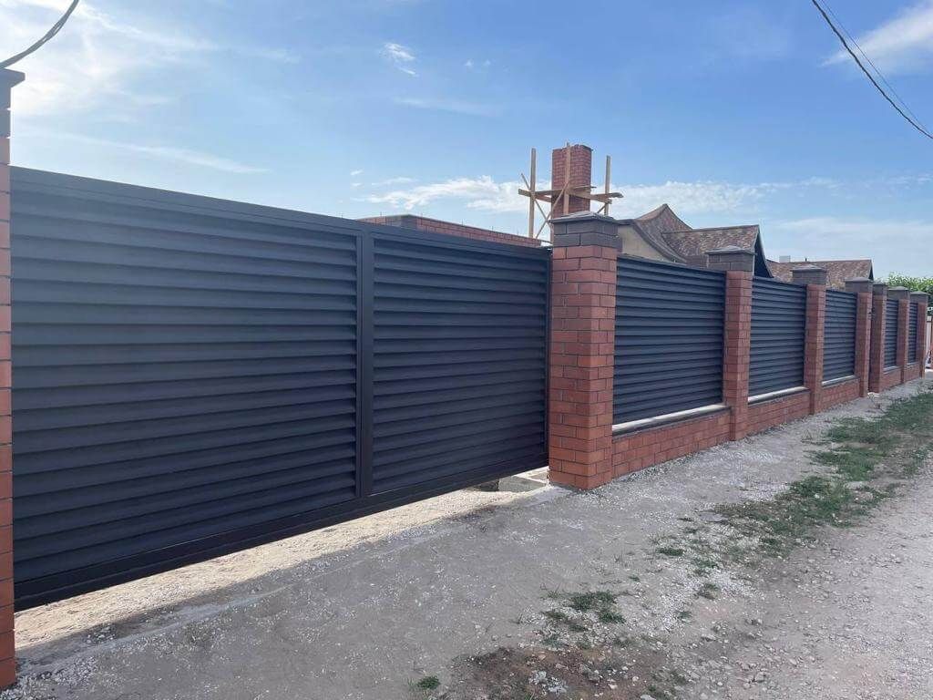 Забор из ламелей еврожалюзи 21м RAL8019/8019 Темный Шоколад МАТТЕ двухсторонний в Брянске