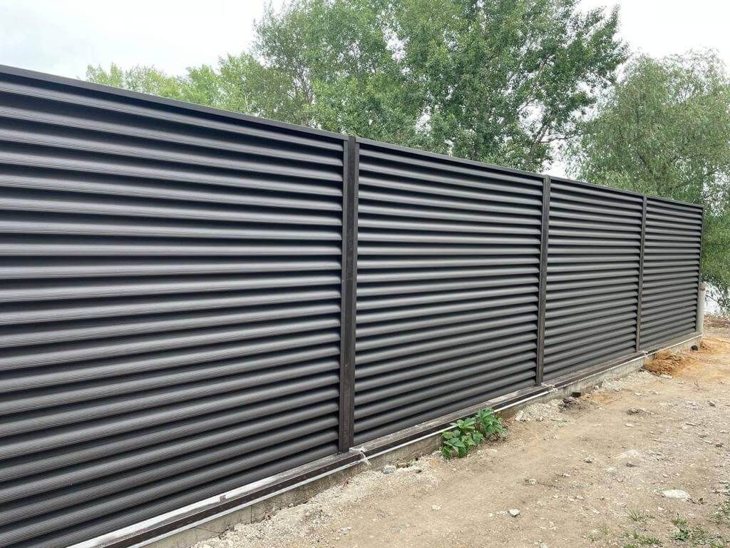 Забор-жалюзи с ламелями еврожалюзи 29м RAL8019/8019 Темный Шоколад МАТТЕ двухсторонний фото 2 в Брянске