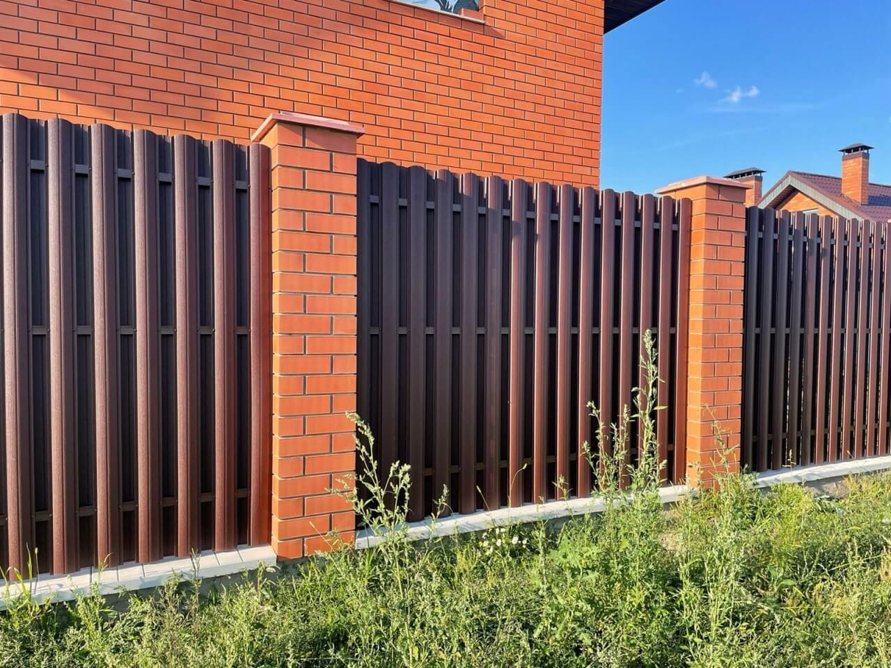 Забор из фигурного штакетника 23м RAL8017/8017 Шоколад двусторонний фото 3 в Брянске