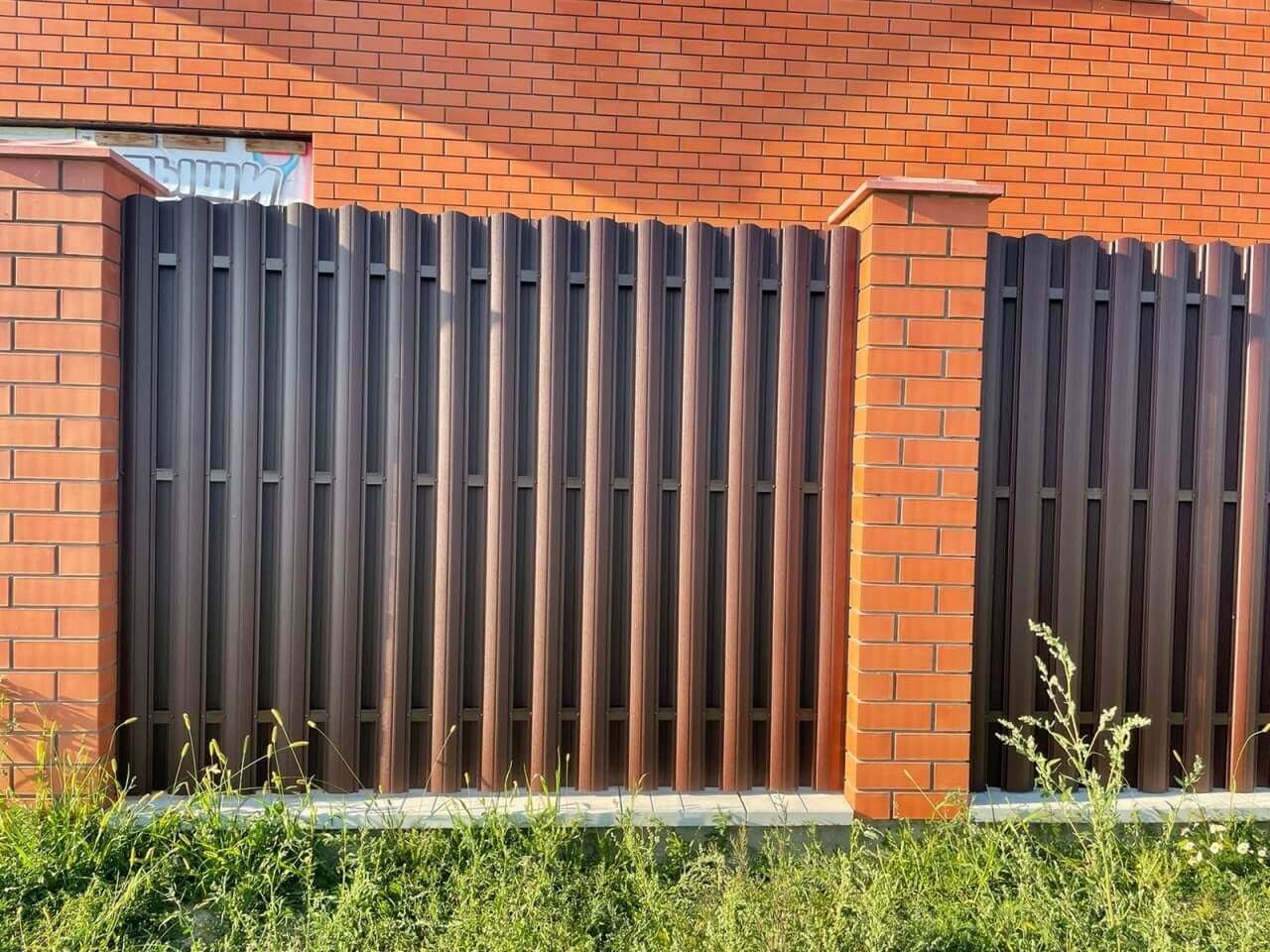 Забор из фигурного штакетника 23м RAL8017/8017 Шоколад двусторонний фото 1 в Брянске