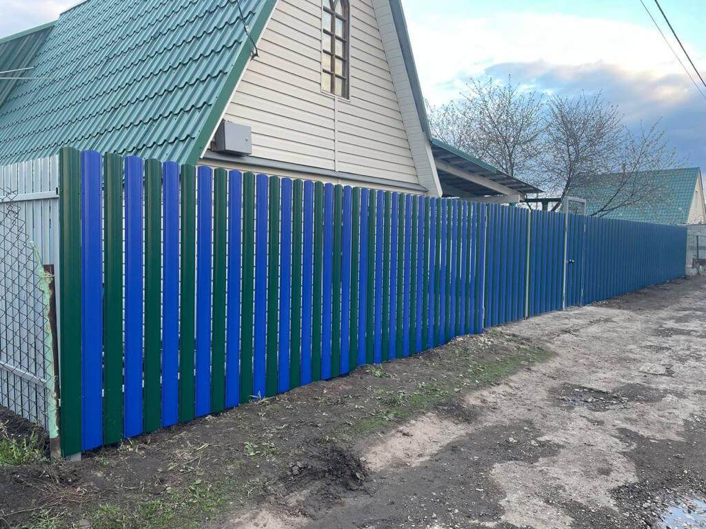 Забор из штакетника двух цветов 16м RAL6005 Зеленый Мох + RAL5002 Синий Ультрамарин фото 2 в Брянске