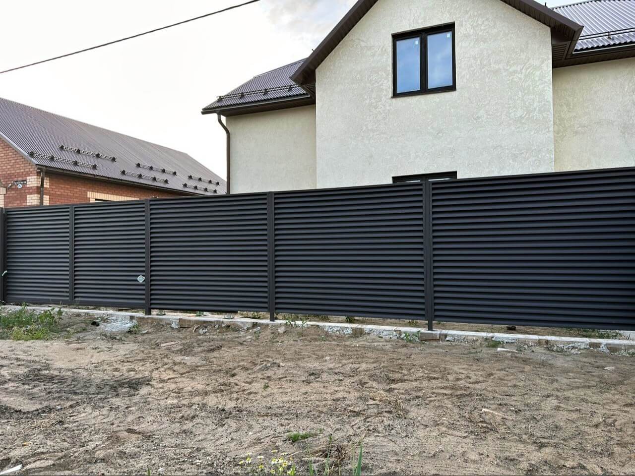 Забор с ламелями еврожалюзи 18м RAL8019/8019 Темный Шоколад МАТТЕ двусторонний фото 1 в Брянске