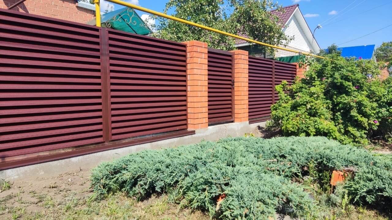 Забор-жалюзи из ламелей Еврожалюзи 20м RAL8017 Шоколад фото 1 в Брянске