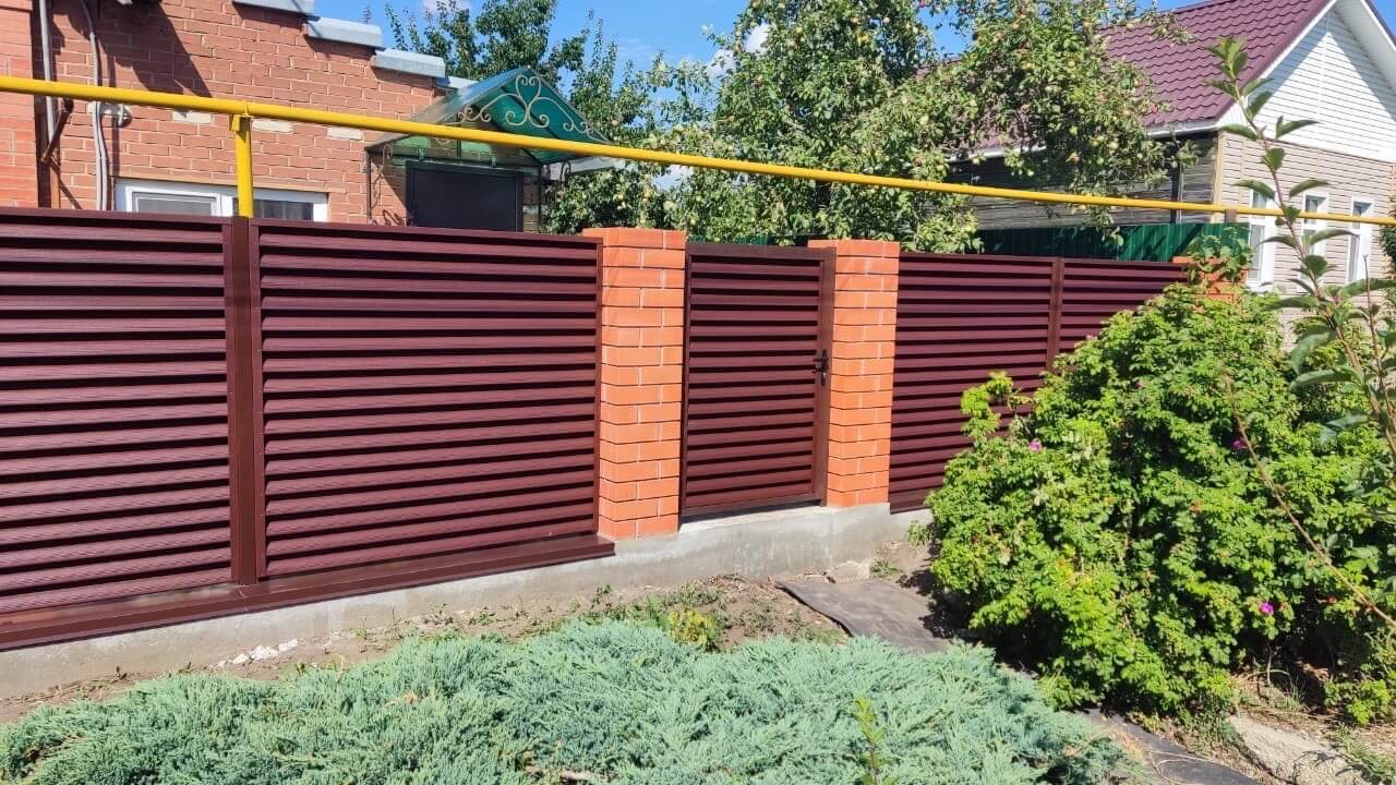 Забор-жалюзи из ламелей Еврожалюзи 20м RAL8017 Шоколад в Брянске