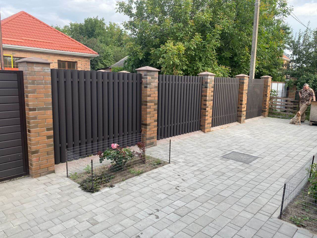 Забор из штакетника полукруглого 22м RAL8019 Темный Шоколад МАТТЕ фото 3 в Брянске