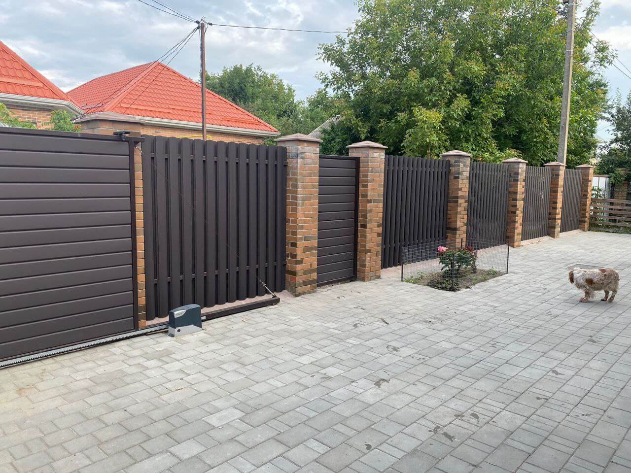 Забор из штакетника полукруглого 22м RAL8019 Темный Шоколад МАТТЕ фото 2 в Брянске