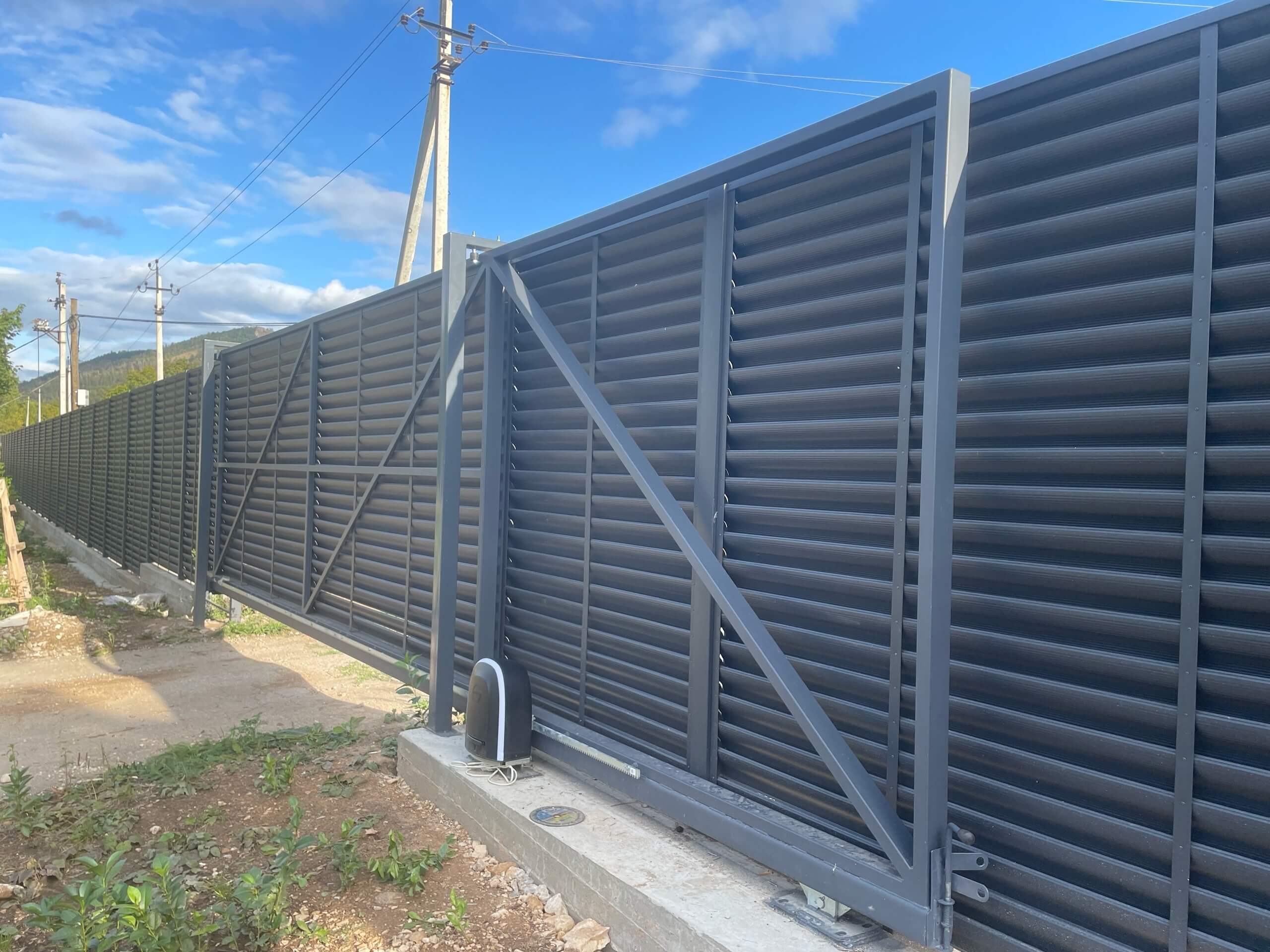 Забор-жалюзи из ламелей Еврожалюзи 250м RAL7024/7024 Серый Графит матовый фото 2 в Брянске