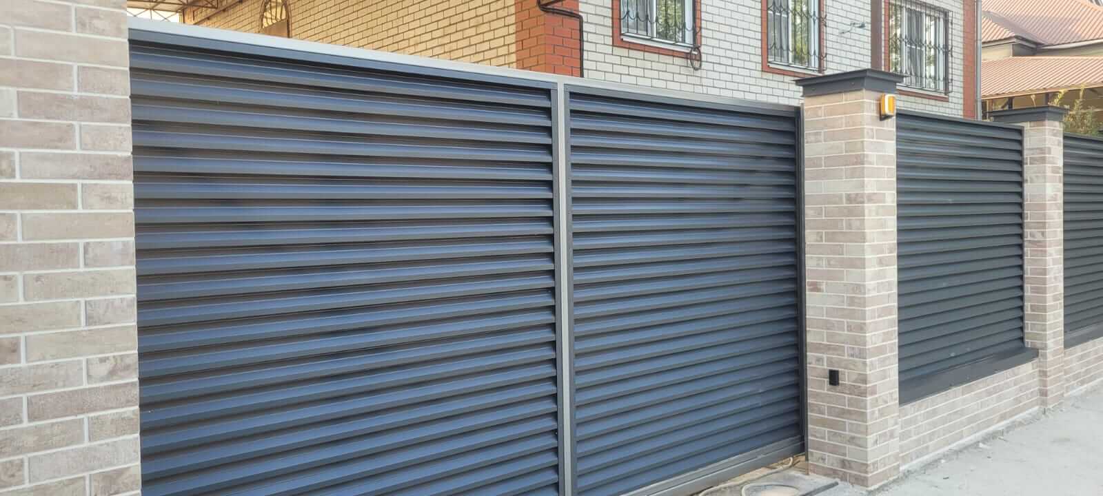 Забор-жалюзи с ламелями ЭКО-Z US усиленные 20м RAL7024/7024 Серый Графит двусторонний МАТТЕ фото 9 в Брянске
