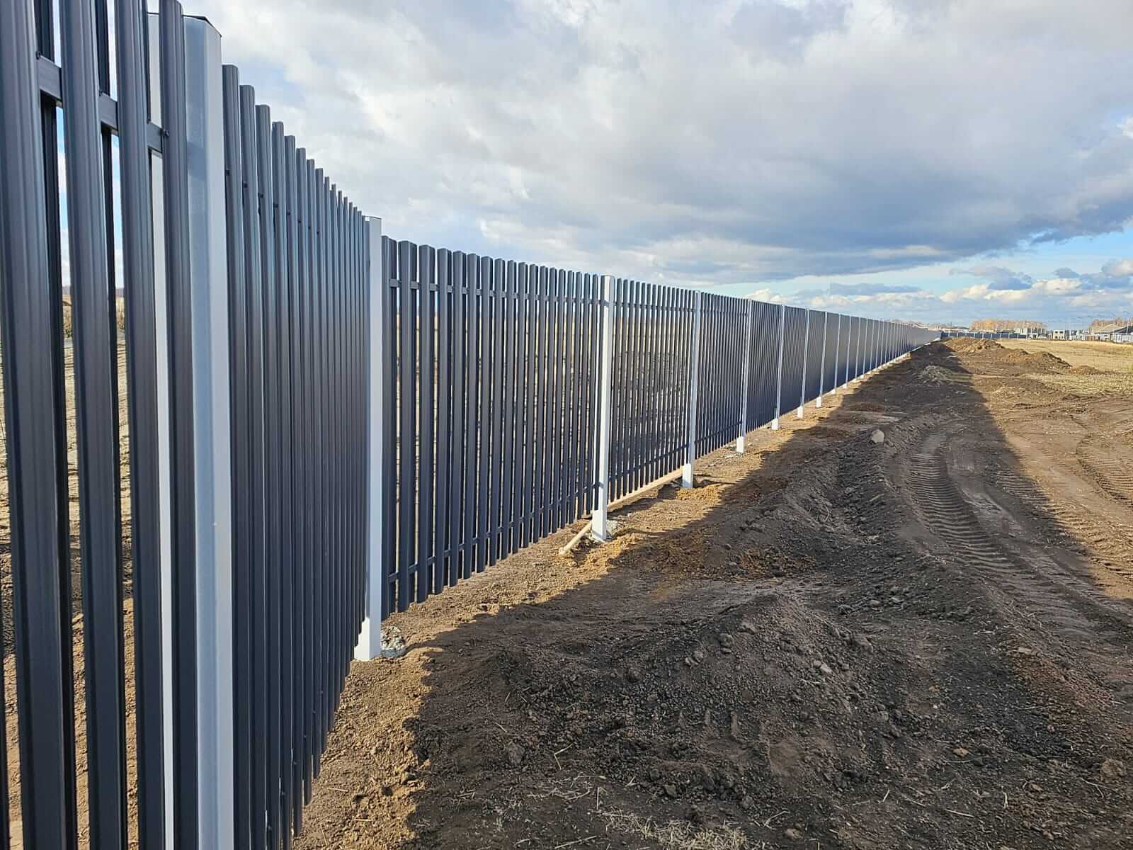 Забор из евроштакетника 234м RAL7024/7024 Серый Графит двусторонний фото 4 в Брянске