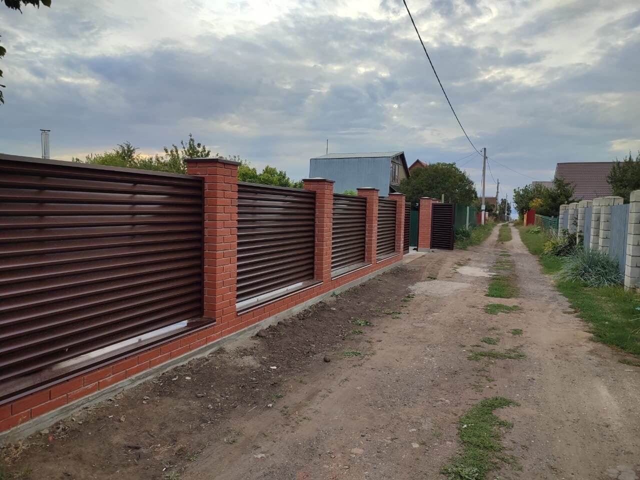 Забор из ламелей Еврожалюзи 28м RAL8017/8017 Шоколад двусторонний фото 2 в Брянске