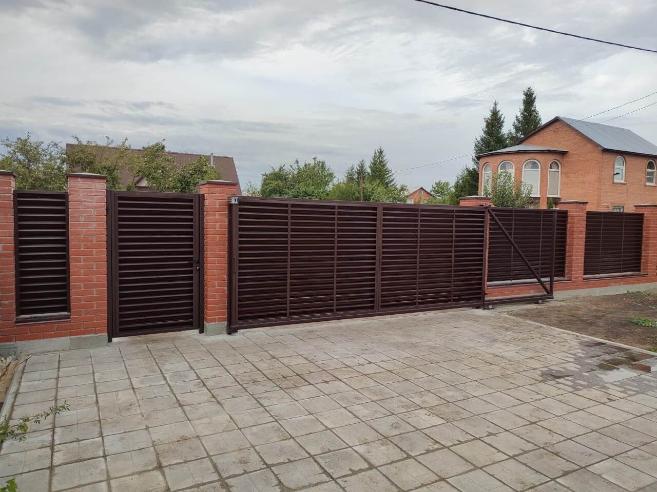 Забор из ламелей Еврожалюзи 28м RAL8017/8017 Шоколад двусторонний в Брянске