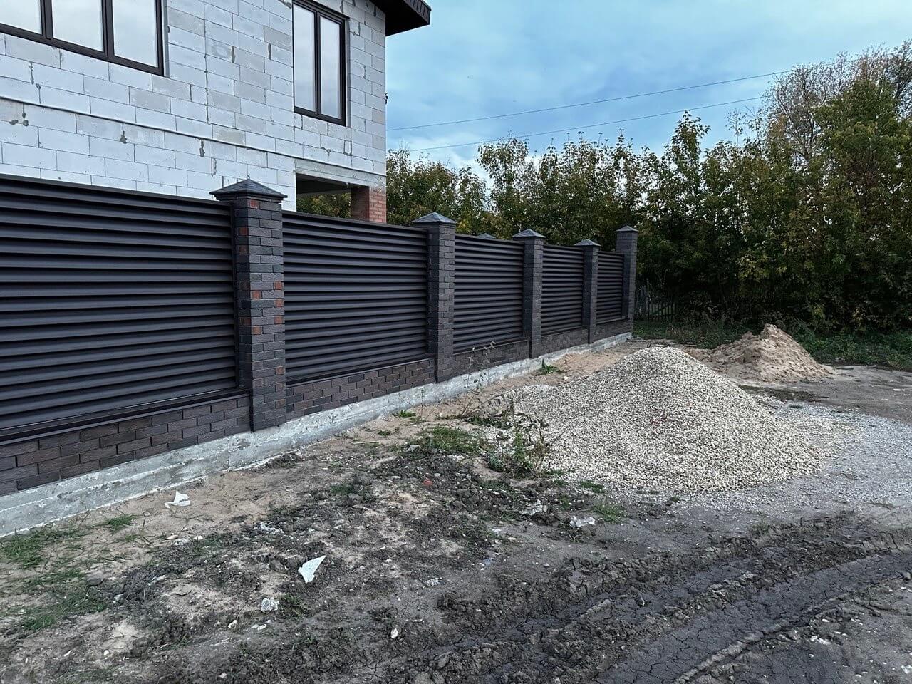 Забор из ламелей Еврожалюзи 38м RAL8019/8019 Темный Шоколад двусторонний MATTE фото 4 в Брянске