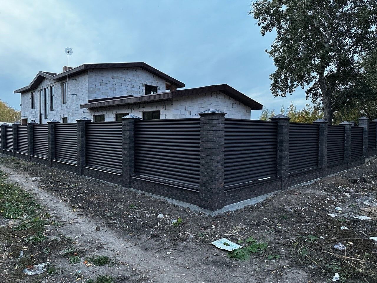 Забор из ламелей Еврожалюзи 38м RAL8019/8019 Темный Шоколад двусторонний MATTE фото 2 в Брянске