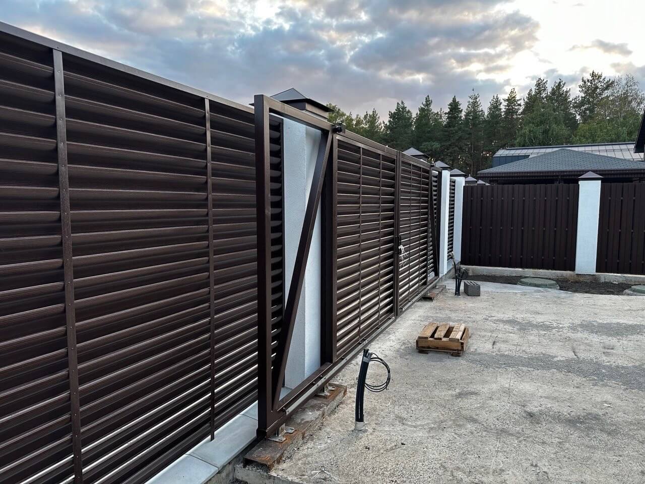Забор-жалюзи с ламелями еврожалюзи 30м Дуб Мореный Printech фото 2 в Брянске