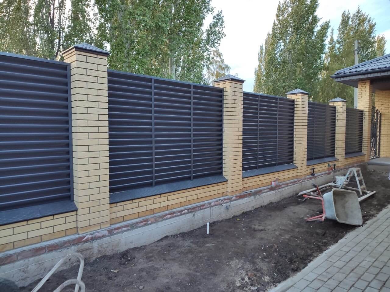 Забор-жалюзи с ламелями Еврожалюзи 16м RAL7024/7024 Серый Графит двусторонний фото 3 в Брянске