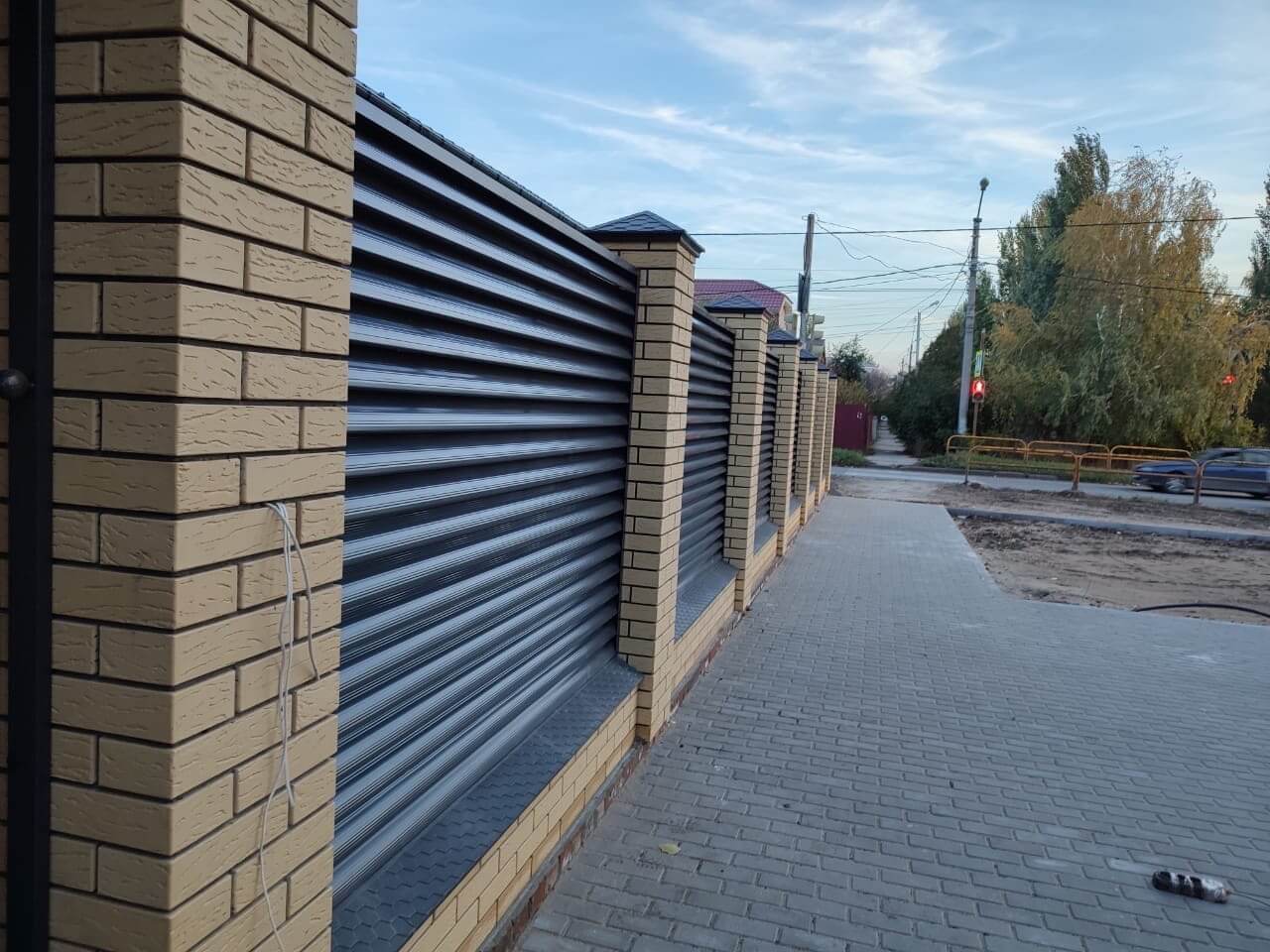 Забор-жалюзи с ламелями Еврожалюзи 16м RAL7024/7024 Серый Графит двусторонний фото 2 в Брянске