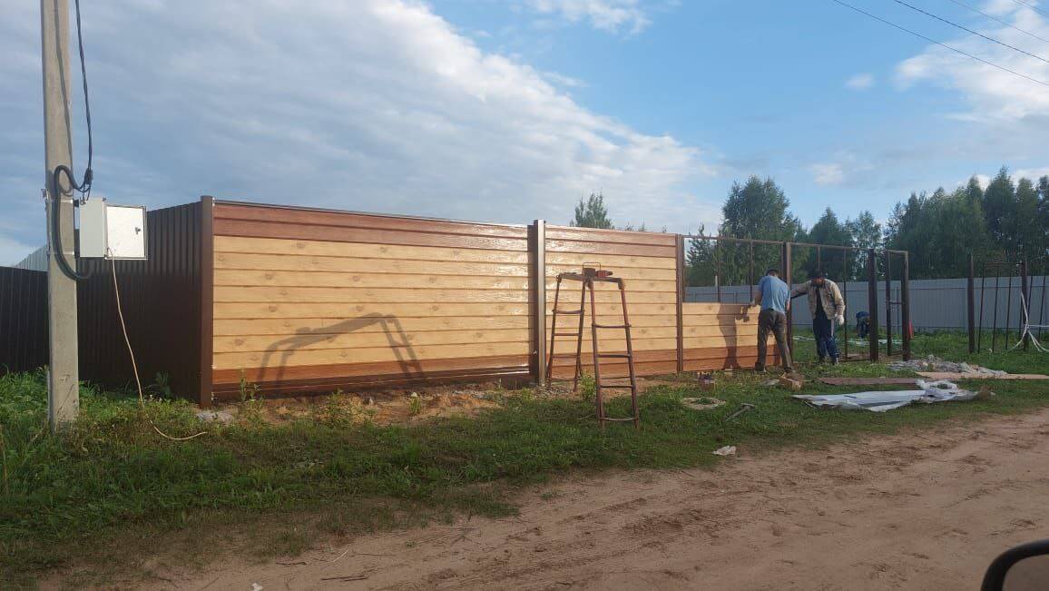Забор из металлосайдинга Евро-Брус 34м Клен Светлый (SteelArt) + Темное Дерево (Printech) фото 1 в Брянске