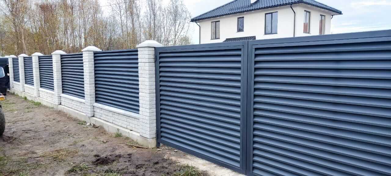 Забор-жалюзи из ламелей ЭКО-Z 32м RAL7024 Серый Графит МАТТЕ фото 5 в Брянске