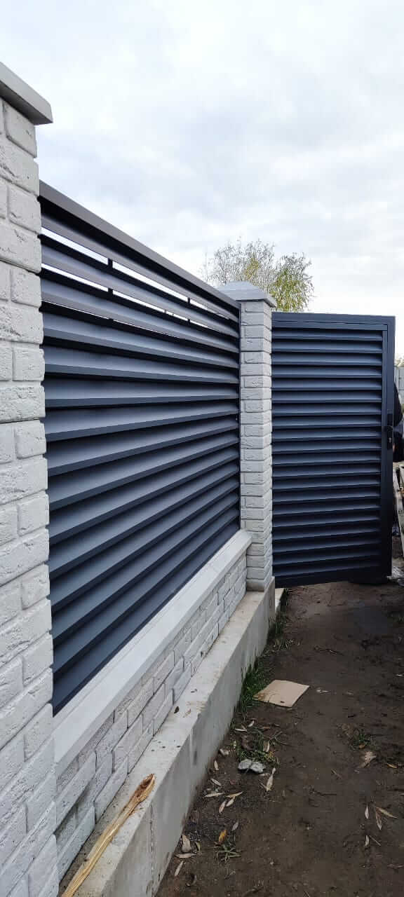 Забор-жалюзи из ламелей ЭКО-Z 32м RAL7024 Серый Графит МАТТЕ фото 4 в Брянске