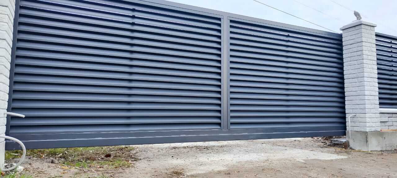 Забор-жалюзи из ламелей ЭКО-Z 32м RAL7024 Серый Графит МАТТЕ фото 3 в Брянске