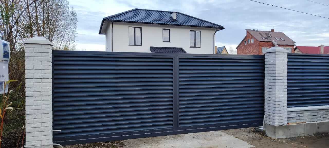 Забор-жалюзи из ламелей ЭКО-Z 32м RAL7024 Серый Графит МАТТЕ фото 2 в Брянске