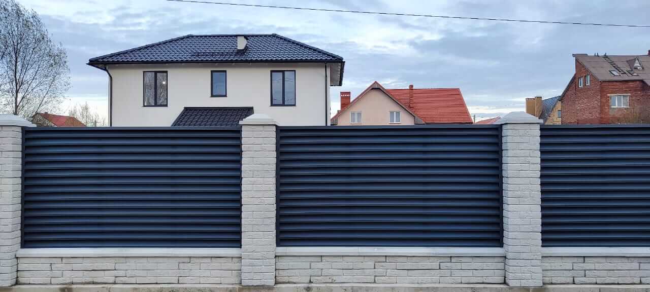 Забор-жалюзи из ламелей ЭКО-Z 32м RAL7024 Серый Графит МАТТЕ в Брянске