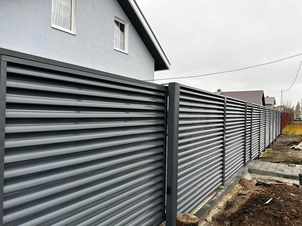 Забор-жалюзи из ламелей Еврожалюзи 28м RAL7024/7024 Серый Графит двусторонний фото 4 в Брянске