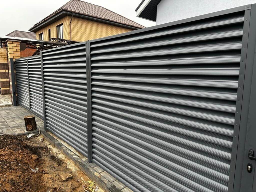 Забор-жалюзи из ламелей Еврожалюзи 28м RAL7024/7024 Серый Графит двусторонний фото 2 в Брянске