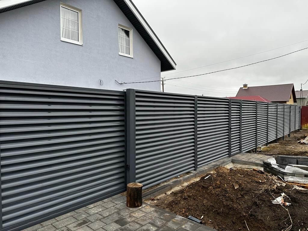 Забор-жалюзи из ламелей Еврожалюзи 28м RAL7024/7024 Серый Графит двусторонний в Брянске