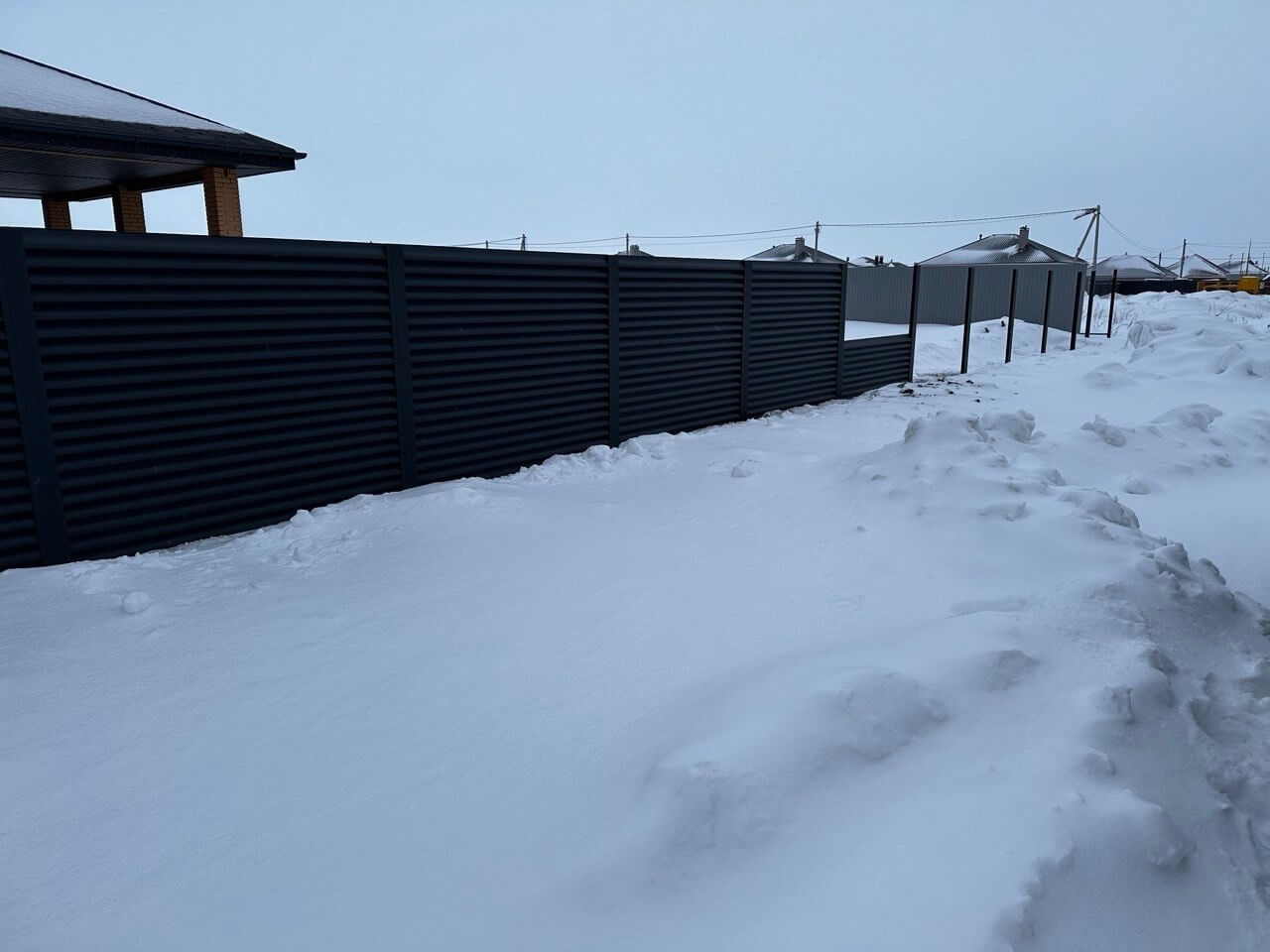 Забор-жалюзи из ламелей еврожалюзи 57м RAL7024 Серый Графит МАТТЕ фото 6 в Брянске