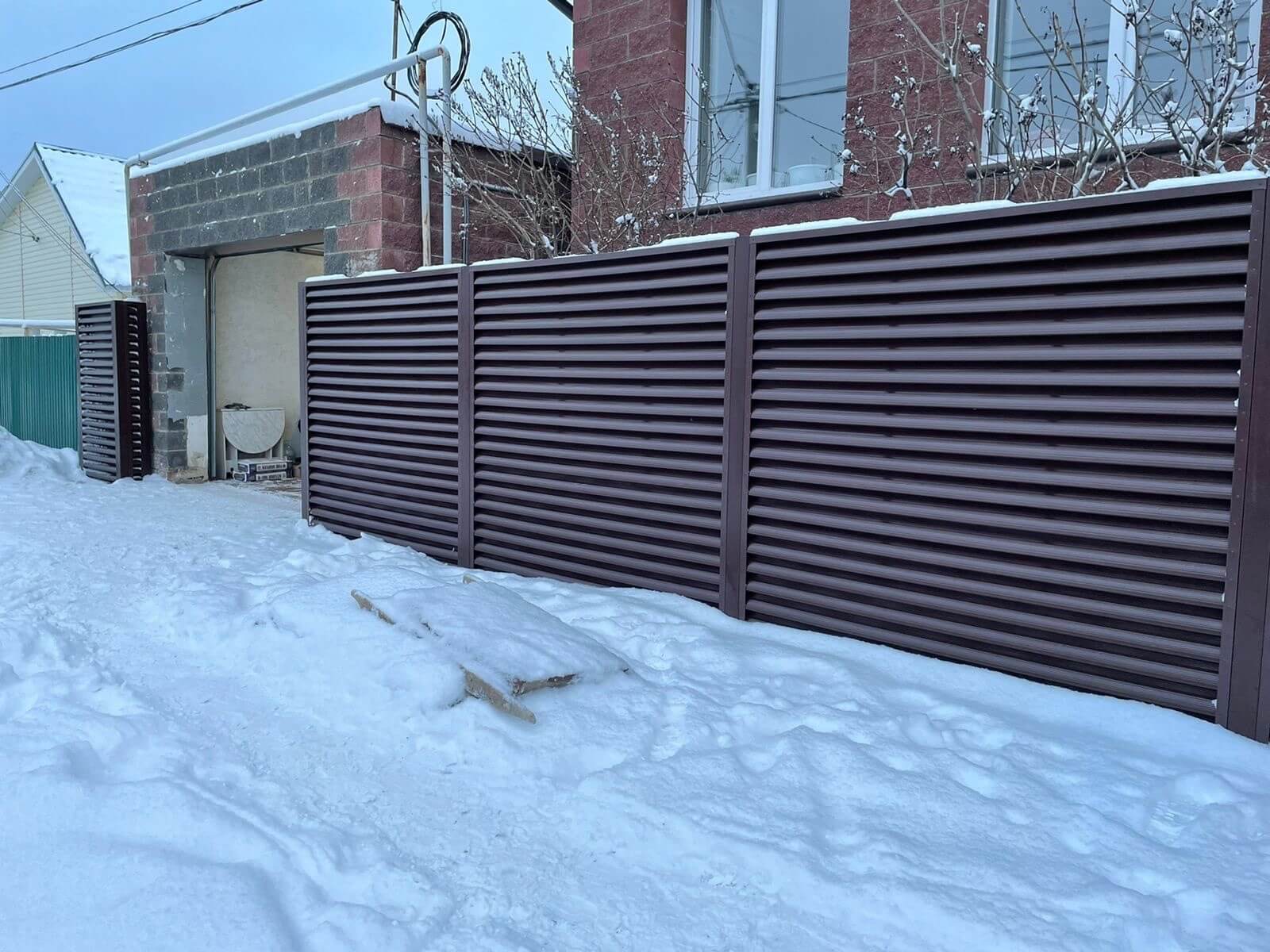 Забор из ламелей еврожалюзи 38м RAL8017/8017 Шоколад двусторонний фото 5 в Брянске