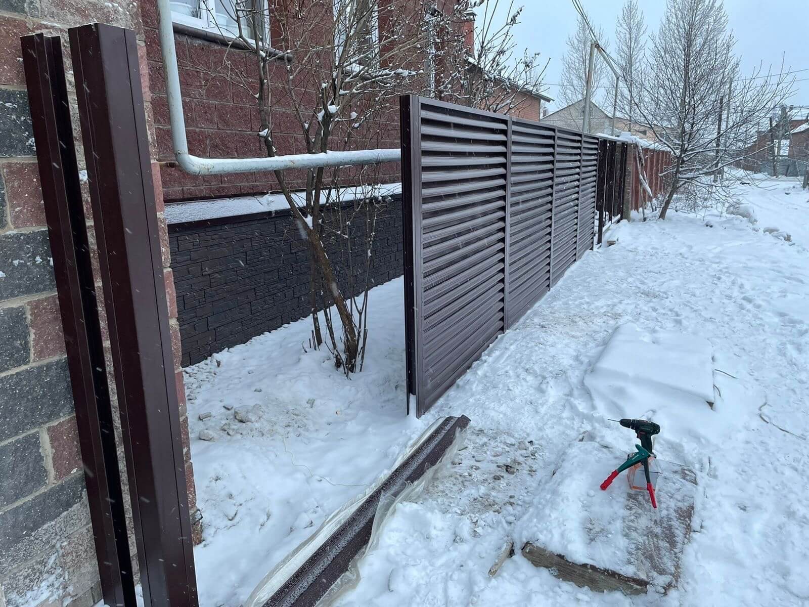 Забор из ламелей еврожалюзи 38м RAL8017/8017 Шоколад двусторонний фото 4 в Брянске