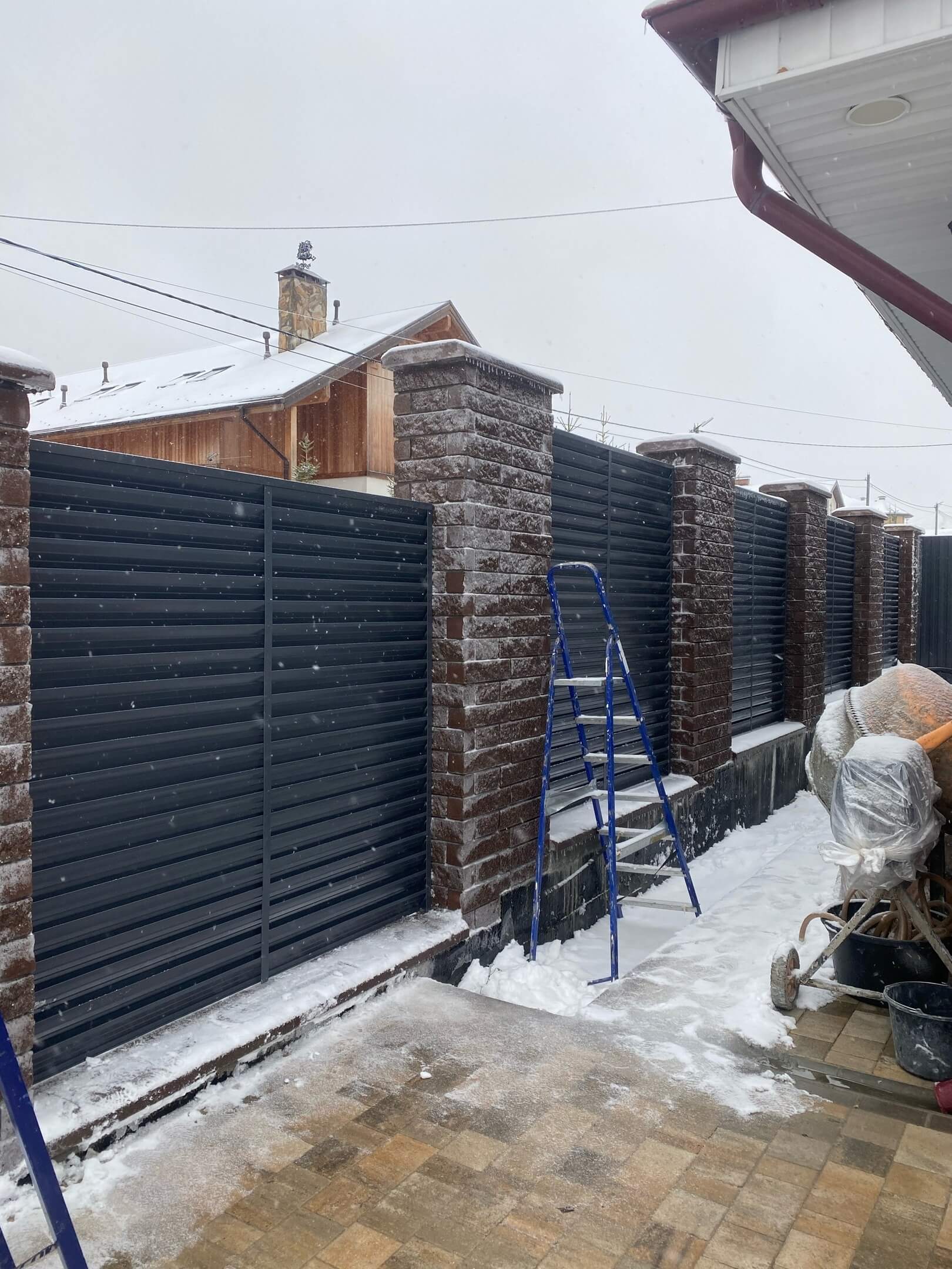 Забор-жалюзи из ламелей ЭКО-Z 44м RAL7024/7024 Серый Графит двусторонний фото 3 в Брянске