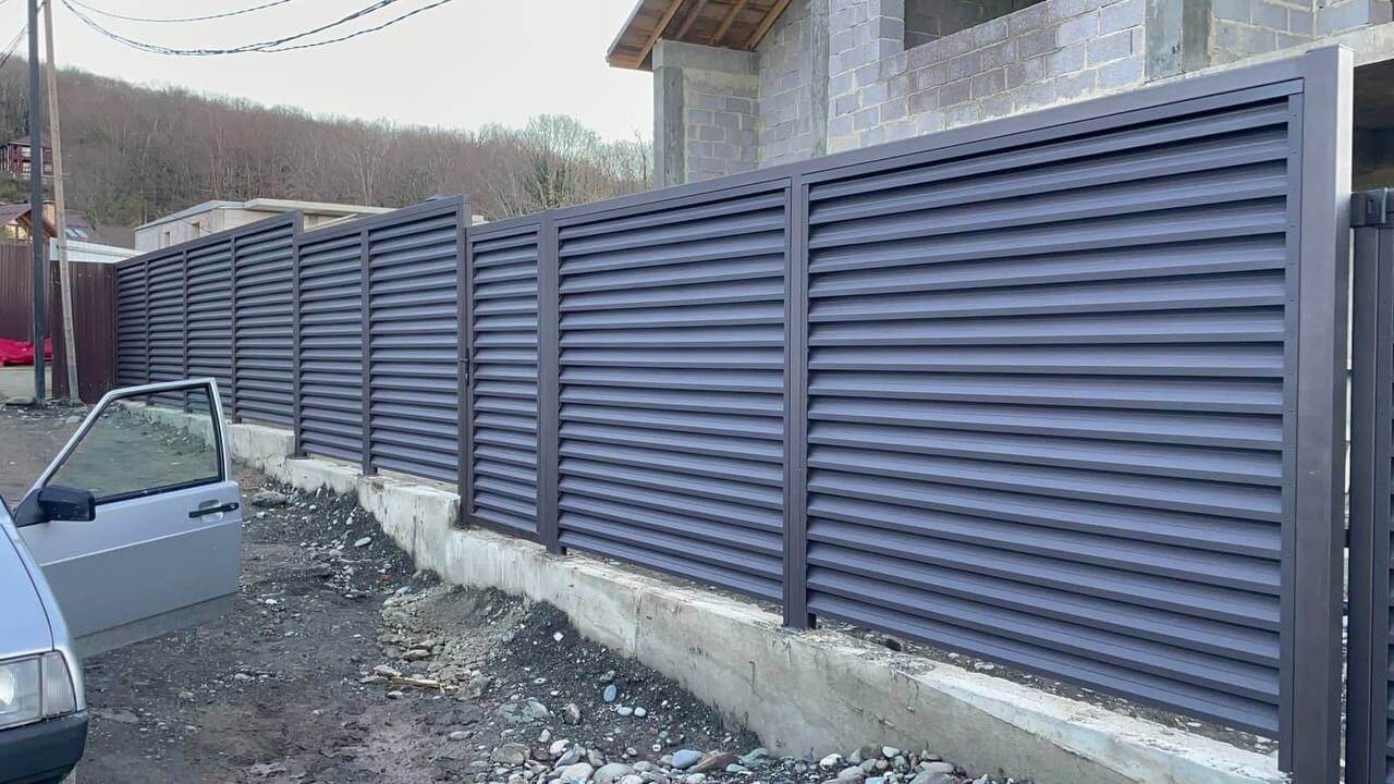 Забор-жалюзи из ламелей ЭКО-Z 54м RAL8019/8019 Темный Шоколад двусторонний в Брянске