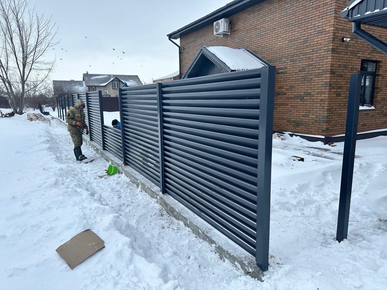 Забор-жалюзи из ламелей Еврожалюзи 32м RAL7024/7024 Серый Графит двусторонний фото 2 в Брянске