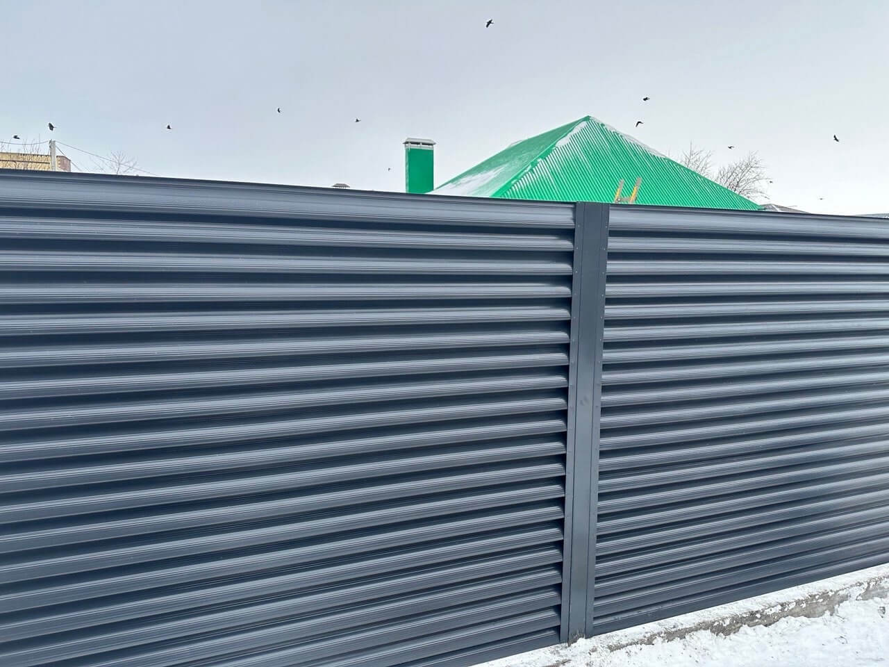 Забор-жалюзи из ламелей Еврожалюзи 32м RAL7024/7024 Серый Графит двусторонний в Брянске